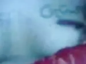 जीन्स स्ट्रिप्स में  ...