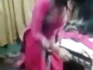 पति 2 पुरुषों द्वारा ...