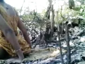बेब बेब बाथटब के बगल ...