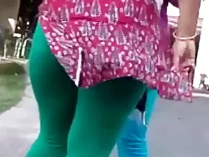 सफेद लड़की काले फुल  ...