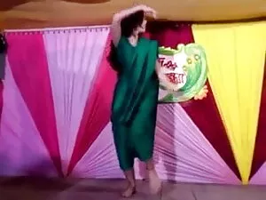 युवा आदमी एक कौगर बा ...